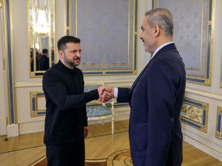 Volodymyr Zelensky shakes hands with Hakan Fidan during their meeting in Kyiv